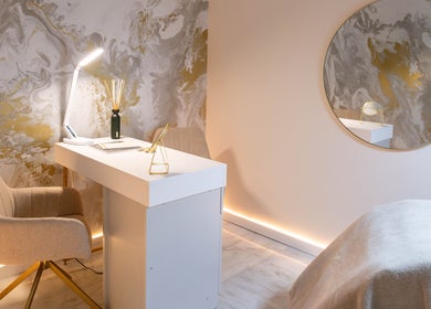 Espacio de tratamiento en Mali Estetica Avanzada, Madrid, Comunidad De Madrid, ES, con muebles modernos y elegantes.