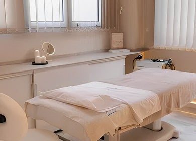Sala de tratamiento en Mali Estetica Avanzada en Madrid, Comunidad De Madrid, ES, equipada con camilla y decoración moderna.