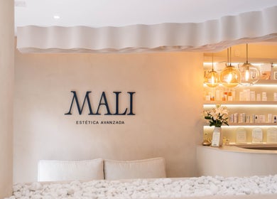 Recepción de Mali Estetica Avanzada en Madrid, Comunidad De Madrid, ES, con diseño moderno y productos exhibidos.