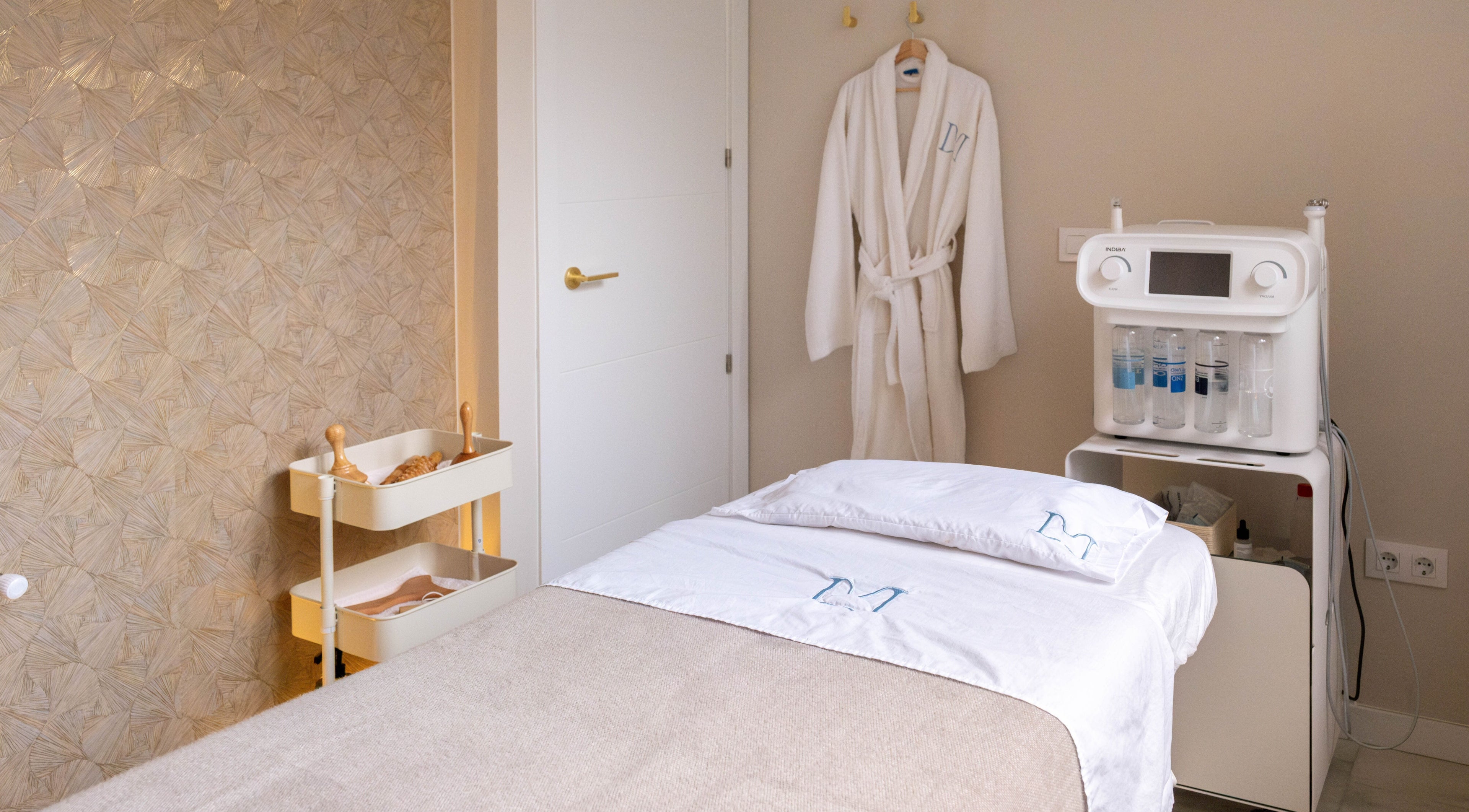 Cabina de tratamiento en Mali Estetica Avanzada, Madrid, Comunidad De Madrid, ES con equipo moderno.