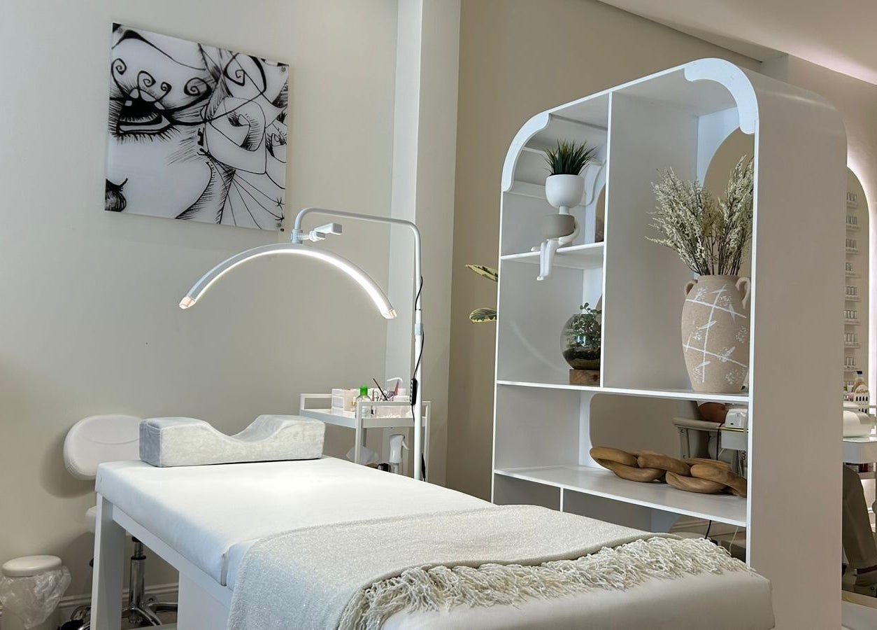 Calm and inviting spa room at Nash & More, Jeddah, Makkah Province, SA, featuring a treatment bed and decor.