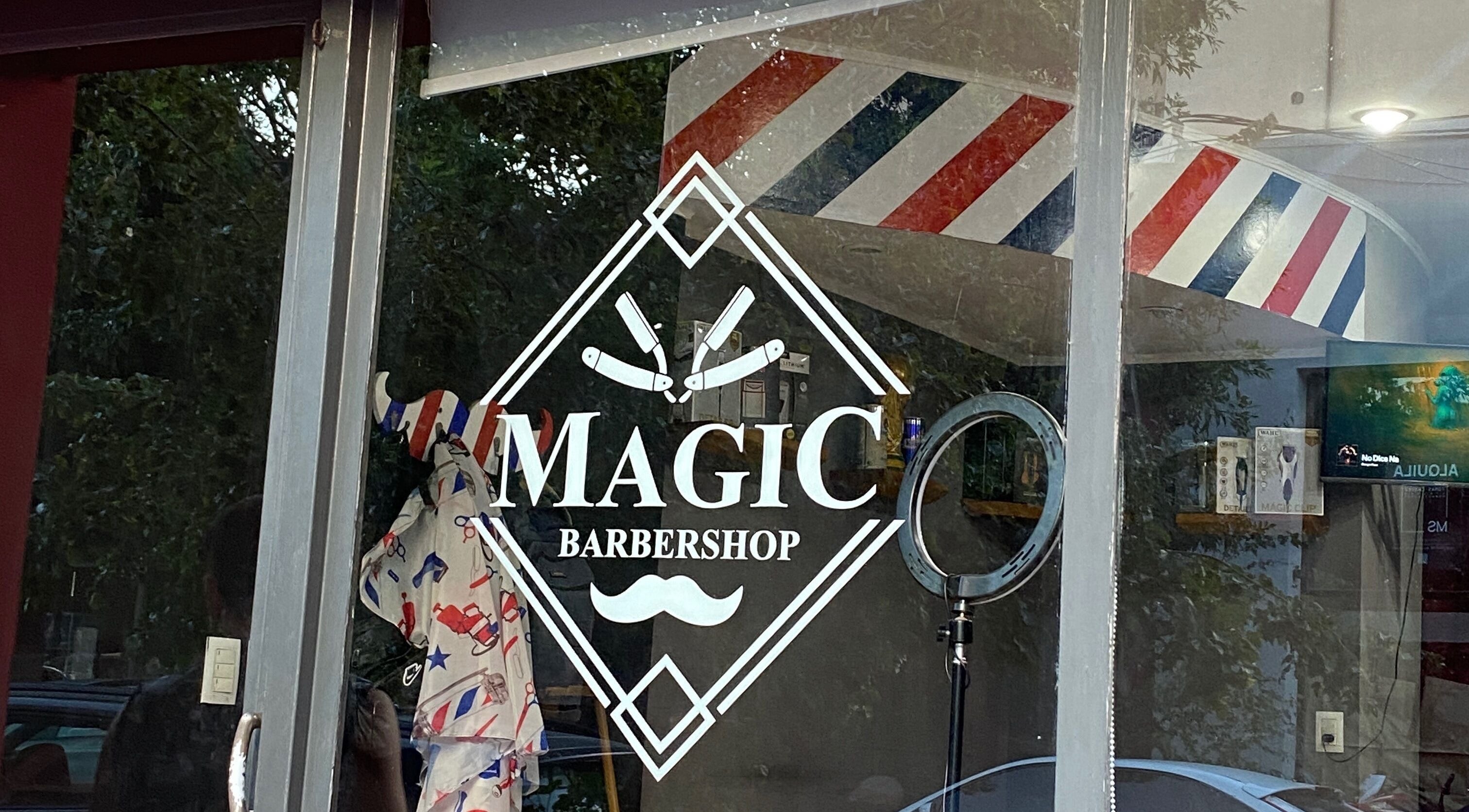 Entrada de Comandantebarberia en 9 De Julio, Provincia De Buenos Aires, AR con logo en ventana.