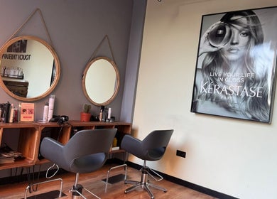 Interior chic de Queen K. Beauty, Madrid, Comunidad De Madrid, ES, mostrando espejo y sillas modernas.