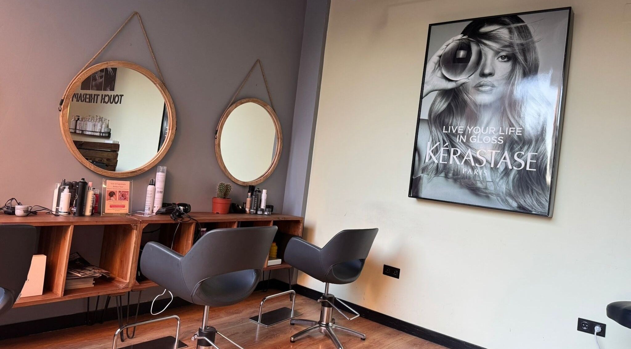 Interior chic de Queen K. Beauty, Madrid, Comunidad De Madrid, ES, mostrando espejo y sillas modernas.