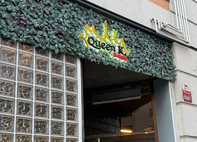 Entrada de Queen K. Beauty decorada con hojas verdes, en Madrid, Comunidad De Madrid, ES.