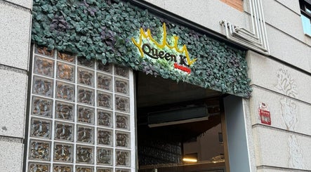 Entrada de Queen K. Beauty decorada con hojas verdes, en Madrid, Comunidad De Madrid, ES.