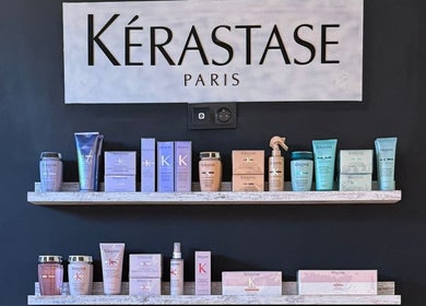 Productos Kérastase en estante de Queen K. Beauty, Madrid, Comunidad De Madrid, ES.