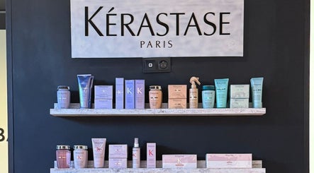 Productos Kérastase en estante de Queen K. Beauty, Madrid, Comunidad De Madrid, ES.