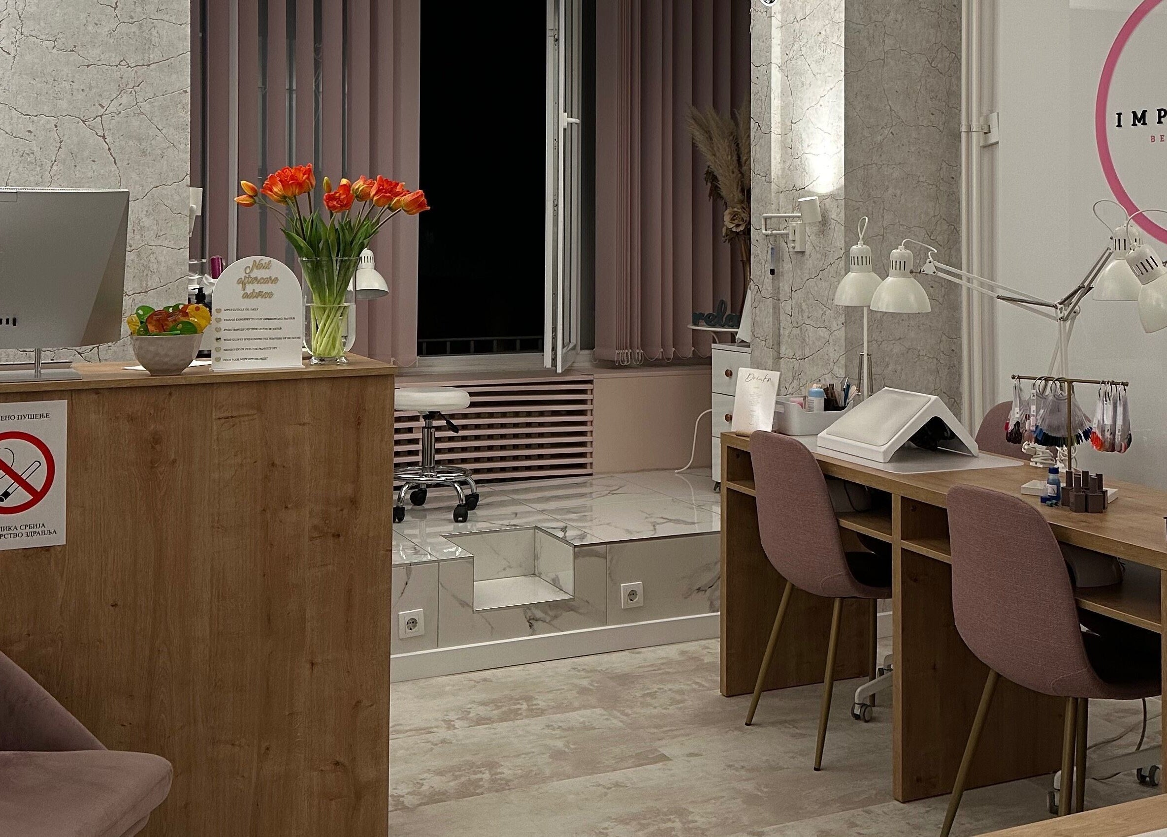 Elegant interior of Impresivna I Svoja salon in Beograd, RS, featuring stylish decor and manicure stations.