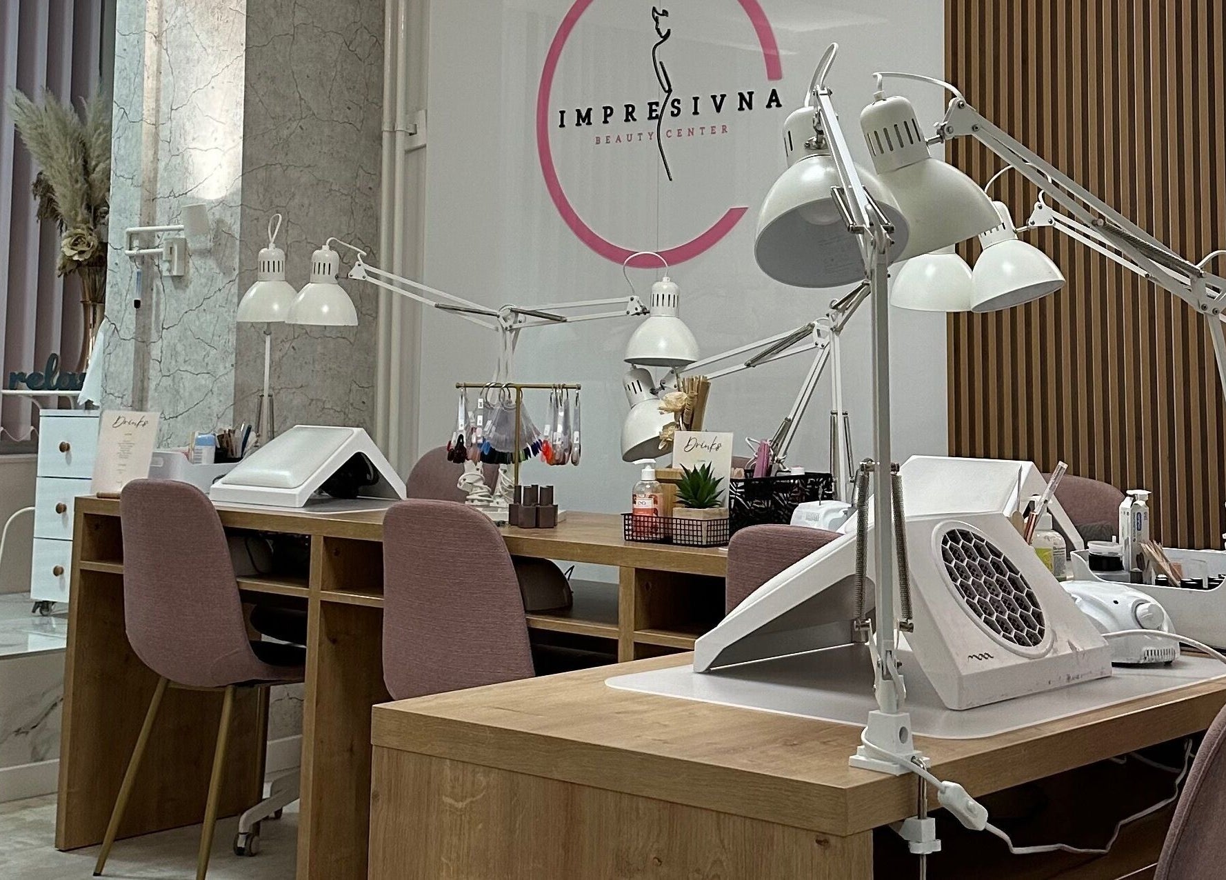 Bright manicure stations at Impresivna I Svoja, Beograd, RS, offering a serene and stylish beauty experience.