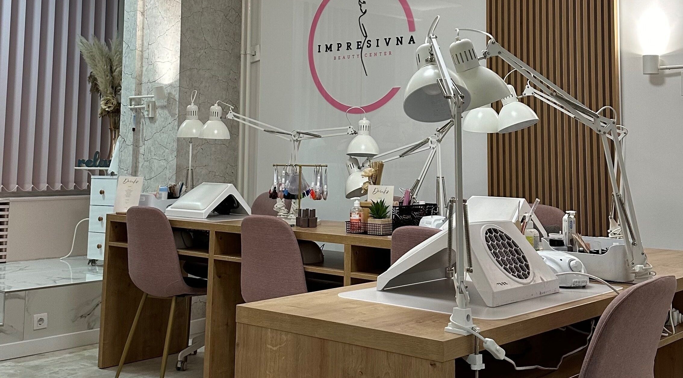 Bright manicure stations at Impresivna I Svoja, Beograd, RS, offering a serene and stylish beauty experience.