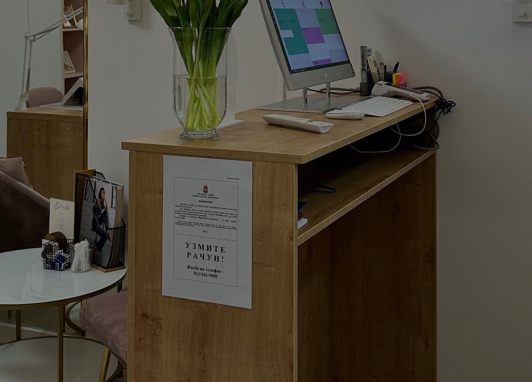 Modern reception desk with flowers at Impresivna I Svoja, Beograd, RS.