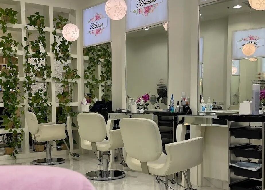 مقاعد أنيقة بمرايا في صالون مادام بيوتي بالرياض، منطقة الرياض، السعودية.