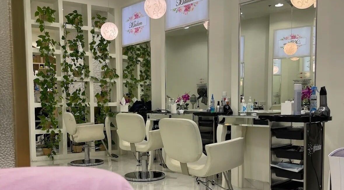 مقاعد أنيقة بمرايا في صالون مادام بيوتي بالرياض، منطقة الرياض، السعودية.