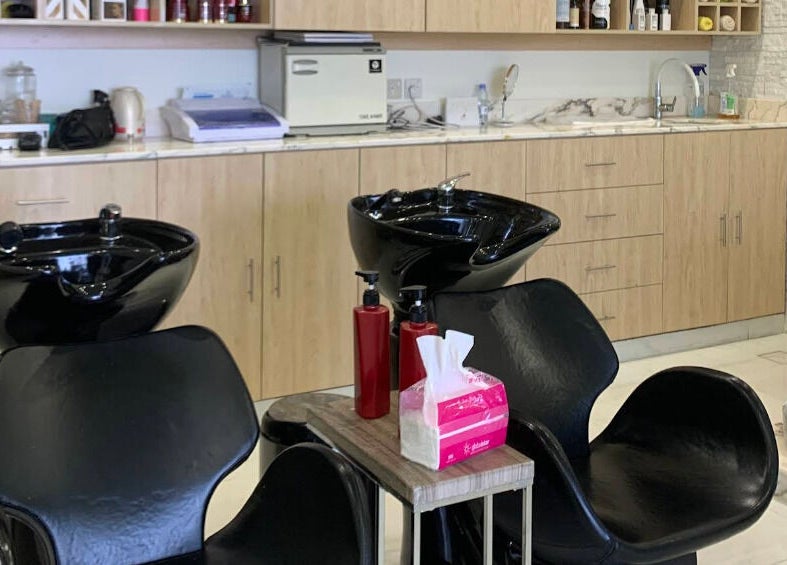 مقاعد غسل الشعر في صالون مدام بيوتي، الرياض، منطقة الرياض، السعودية.