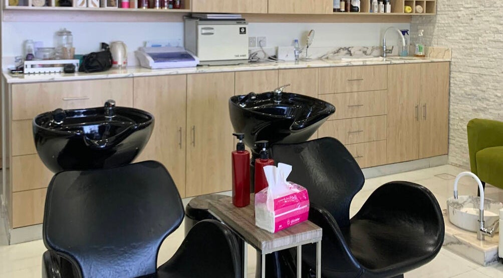 مقاعد غسل الشعر في صالون مدام بيوتي، الرياض، منطقة الرياض، السعودية.