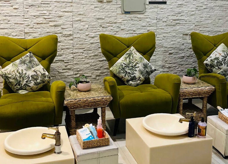 كراسي استرخاء فاخرة في صالون مدام بيوتي في الرياض، منطقة الرياض، السعودية، لتجربة تجميل ومريحة.