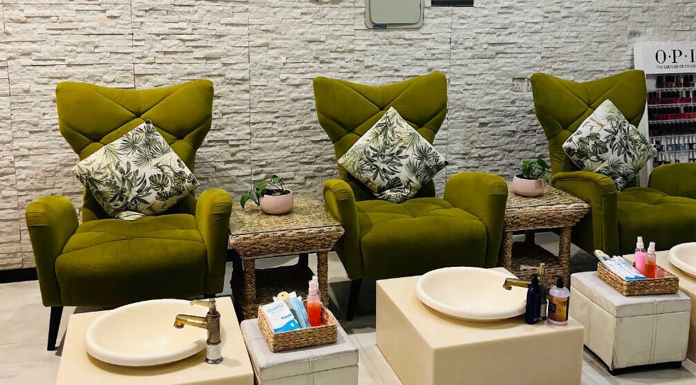 كراسي استرخاء فاخرة في صالون مدام بيوتي في الرياض، منطقة الرياض، السعودية، لتجربة تجميل ومريحة.