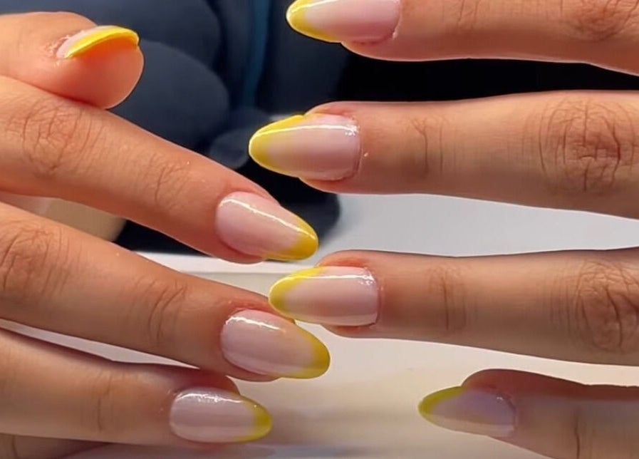 تصميم أظافر أنيق بتدرج أصفر في صالون مادام بيوتي، الرياض، منطقة الرياض، المملكة العربية السعودية.