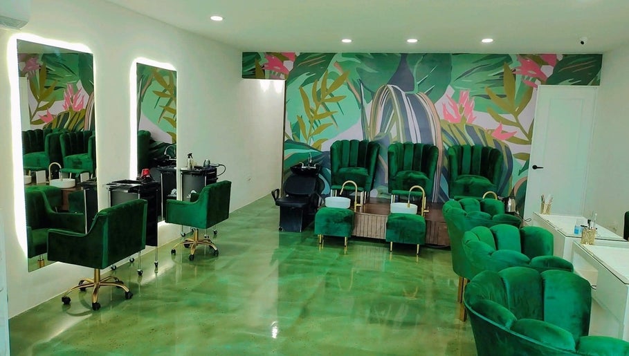Interior elegante de Bio depila en Playa del Carmen, MX, con sillas verdes y decoración natural.