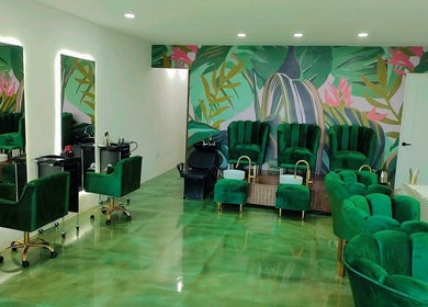 Interior elegante de Bio depila en Playa del Carmen, MX, con sillas verdes y decoración natural.