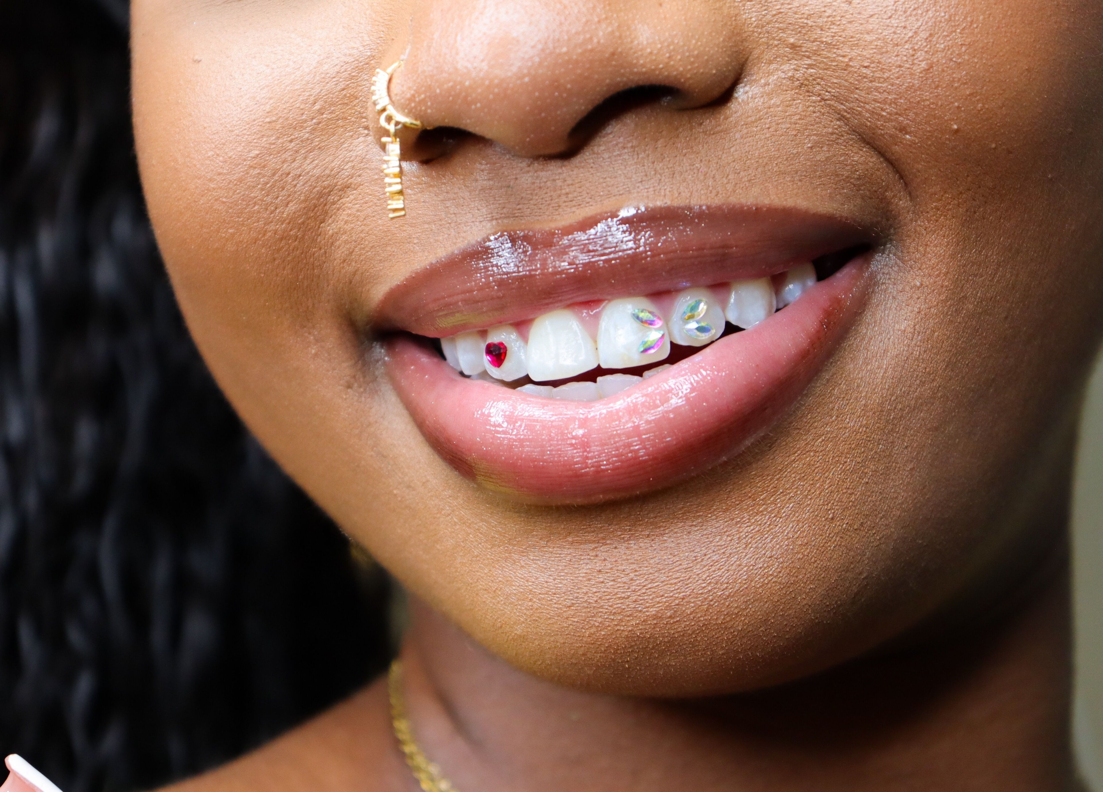 Sourire étincelant avec bijoux dentaires à LE BAR À SOURIRES, Fort-de-france, Fort-de-france, MQ.