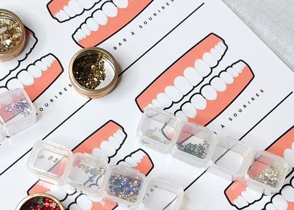 Paillettes pour soin dentaire à LE BAR À SOURIRES, Fort-de-France, MQ, sur fond graphique de dents.