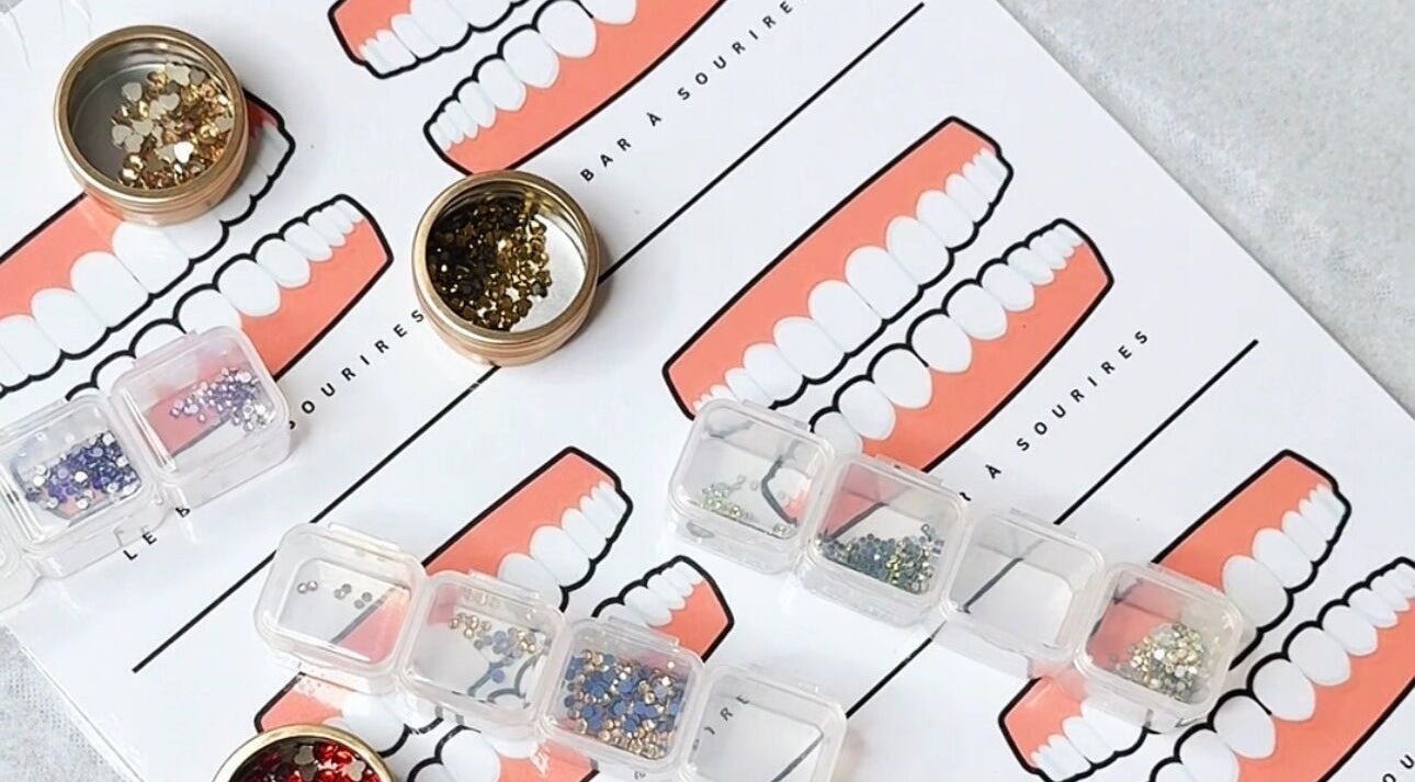 Paillettes pour soin dentaire à LE BAR À SOURIRES, Fort-de-France, MQ, sur fond graphique de dents.