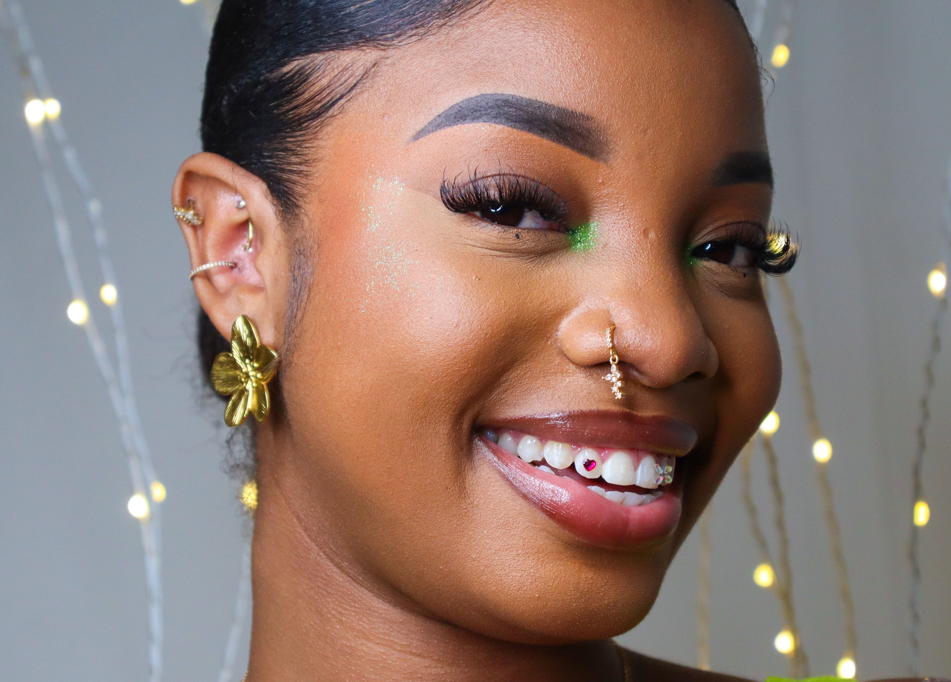 Client souriante avec bijoux à LE BAR À SOURIRES, Fort-de-France, Fort-de-France, MQ.