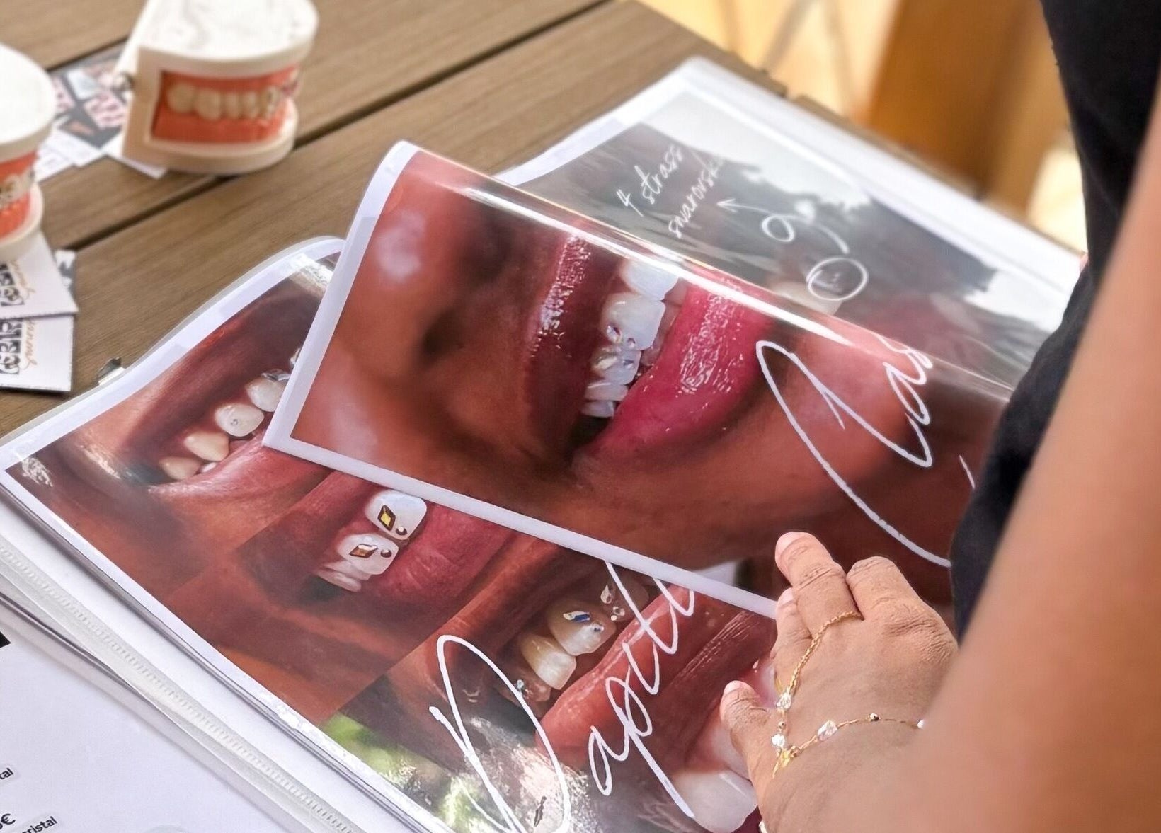 Présentation de bijoux dentaires à LE BAR À SOURIRES, Fort-de-france, Fort-de-france, MQ.