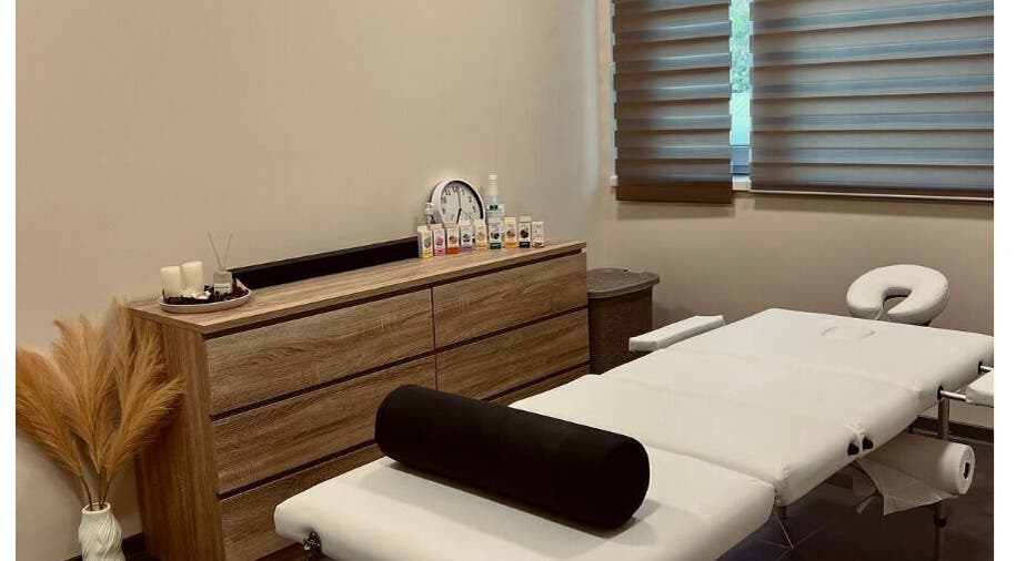 Масажна стая в Златен Релакс | Масажно студио, Асеновград, BG, с уютна обстановка и модерна масажна маса.