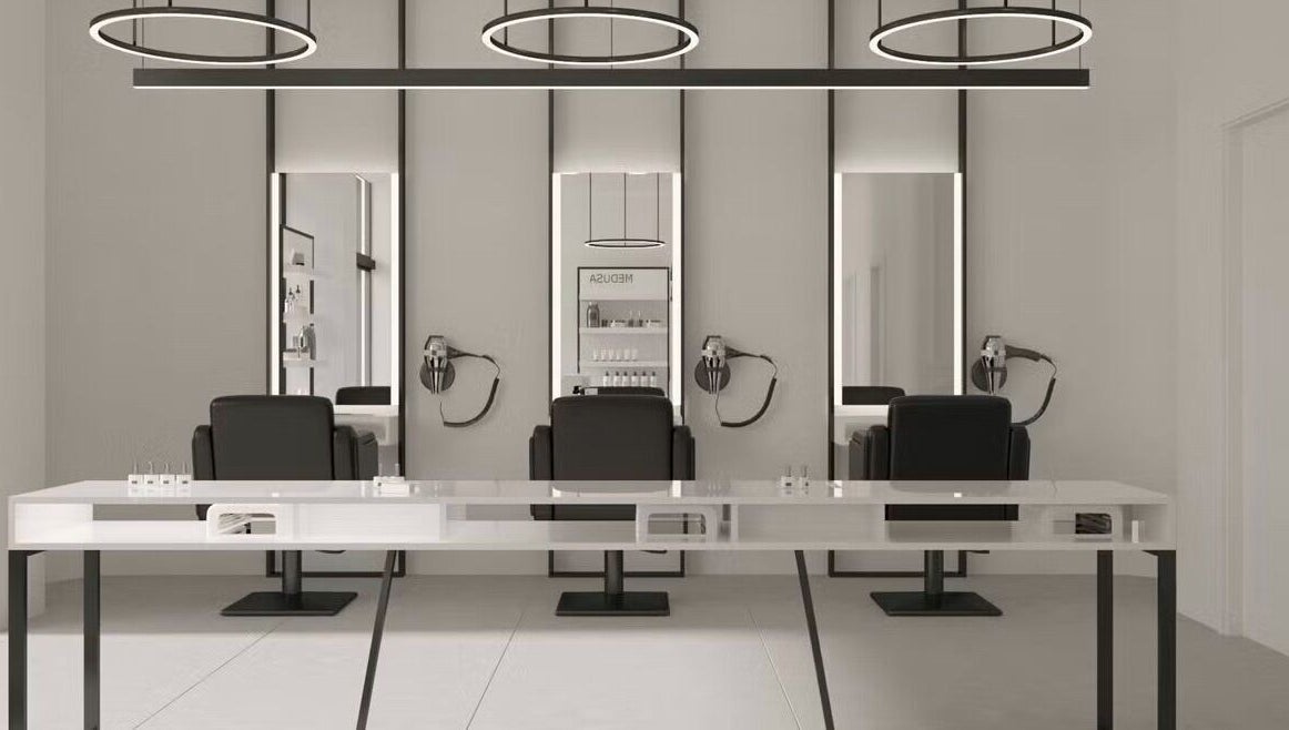 Σύγχρονος χώρος περιποίησης στη Medusa Nea Smirni, Νέα Σμύρνη, GR με μοντέρνο εσωτερικό.