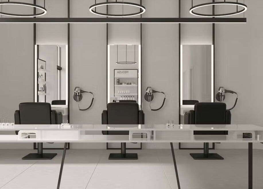 Σύγχρονος χώρος περιποίησης στη Medusa Nea Smirni, Νέα Σμύρνη, GR με μοντέρνο εσωτερικό.