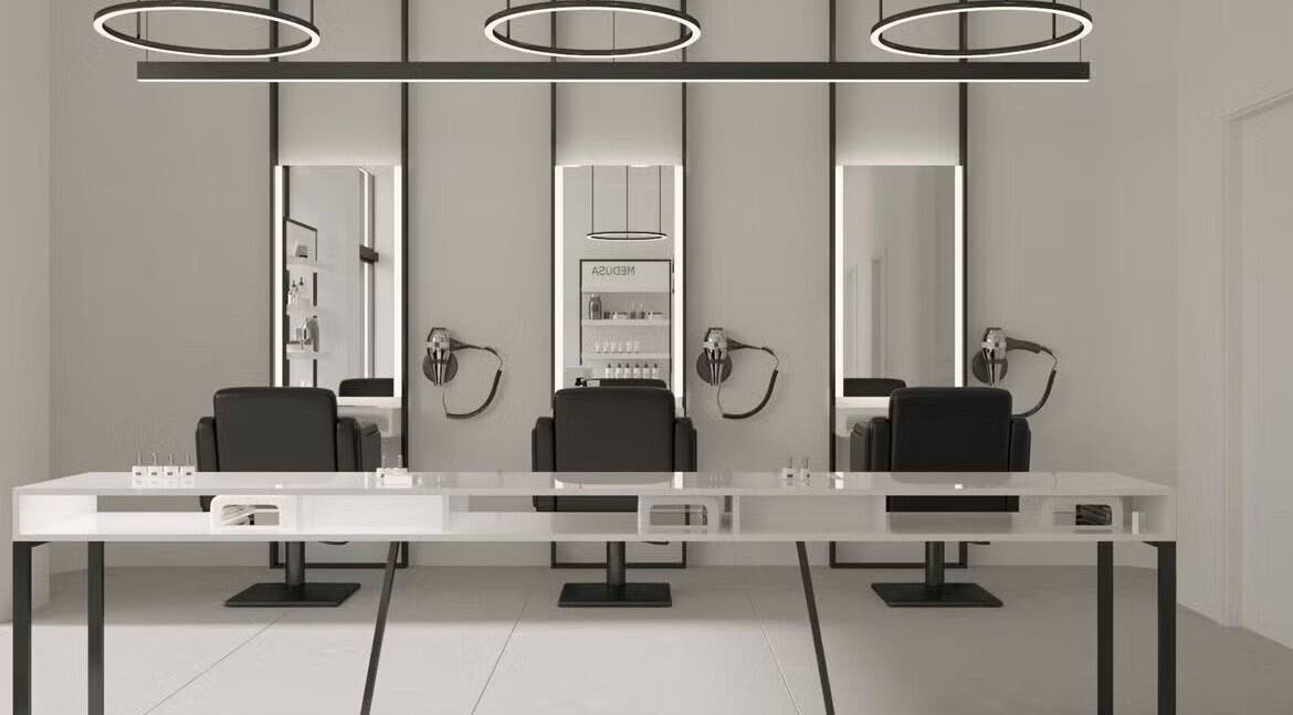 Σύγχρονος χώρος περιποίησης στη Medusa Nea Smirni, Νέα Σμύρνη, GR με μοντέρνο εσωτερικό.