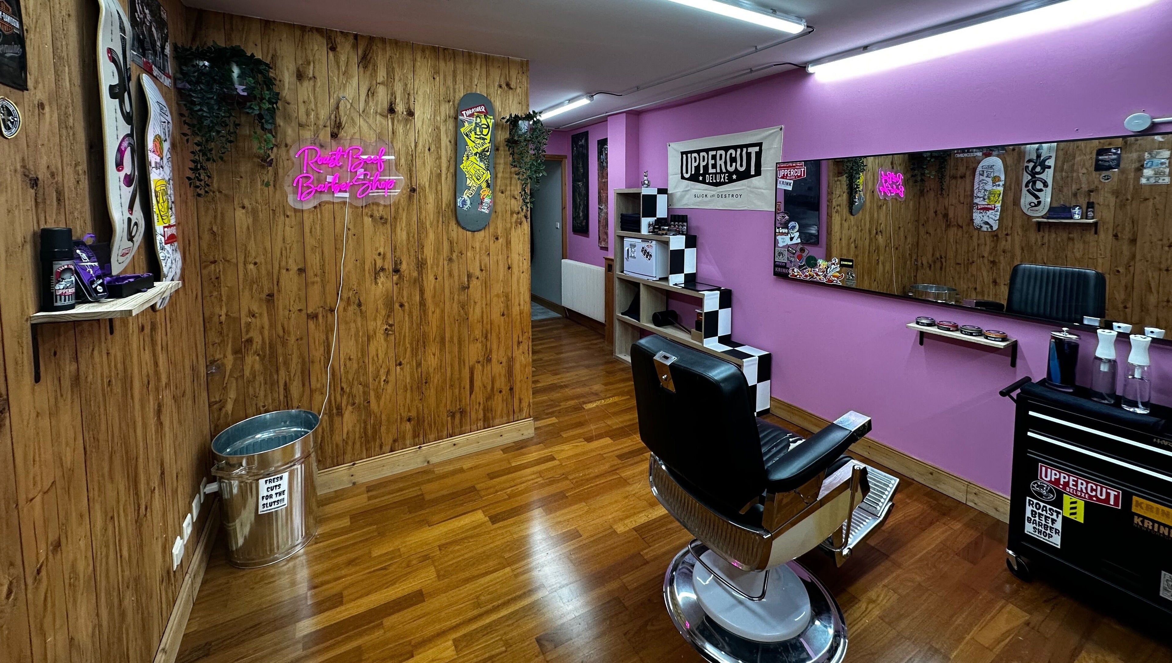 Inside Roast Beef Barber Shop in Samoëns, Auvergne-rhône-alpes, FR; chic decor with barber chair.