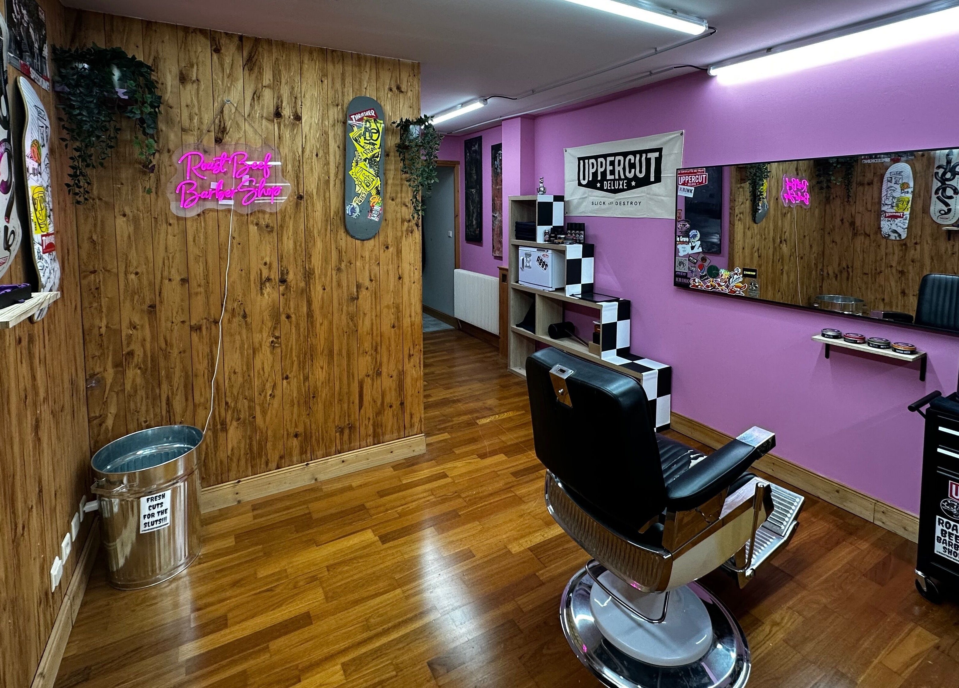 Inside Roast Beef Barber Shop in Samoëns, Auvergne-rhône-alpes, FR; chic decor with barber chair.