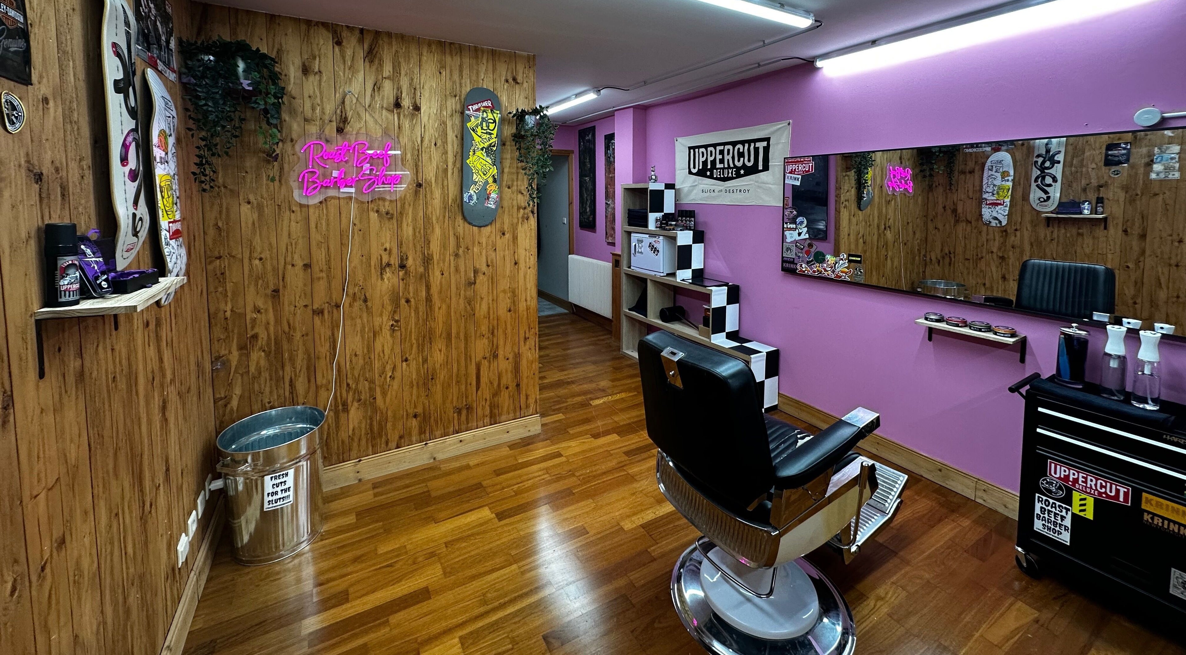 Inside Roast Beef Barber Shop in Samoëns, Auvergne-rhône-alpes, FR; chic decor with barber chair.
