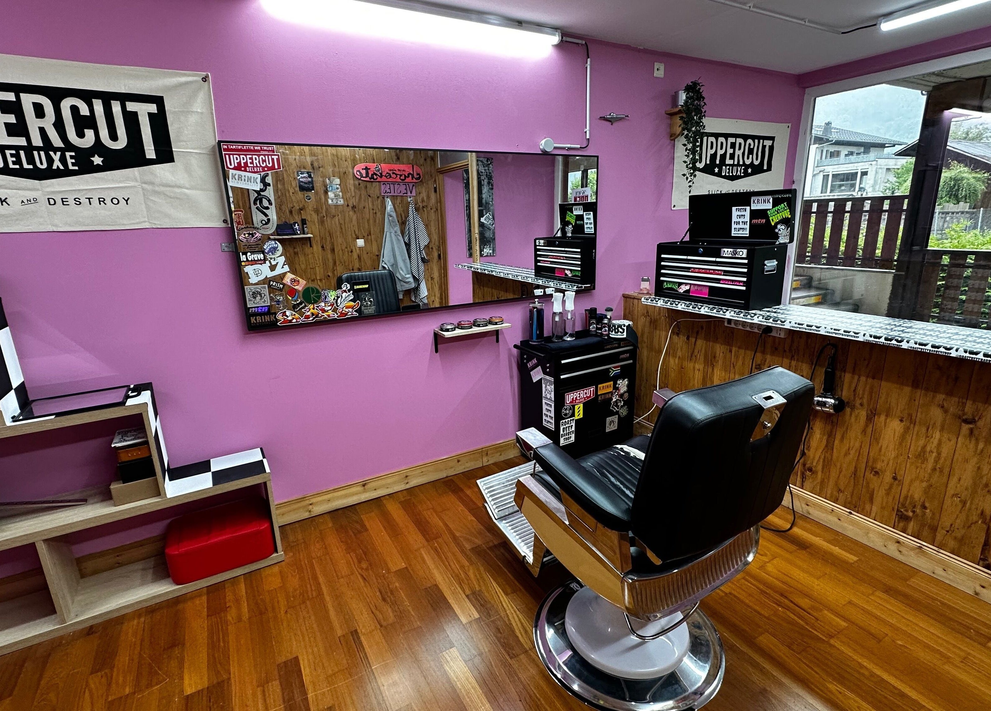 Roast beef barber shop in Samoëns, Auvergne-rhône-alpes, FR with a vintage chair and stylish decor.