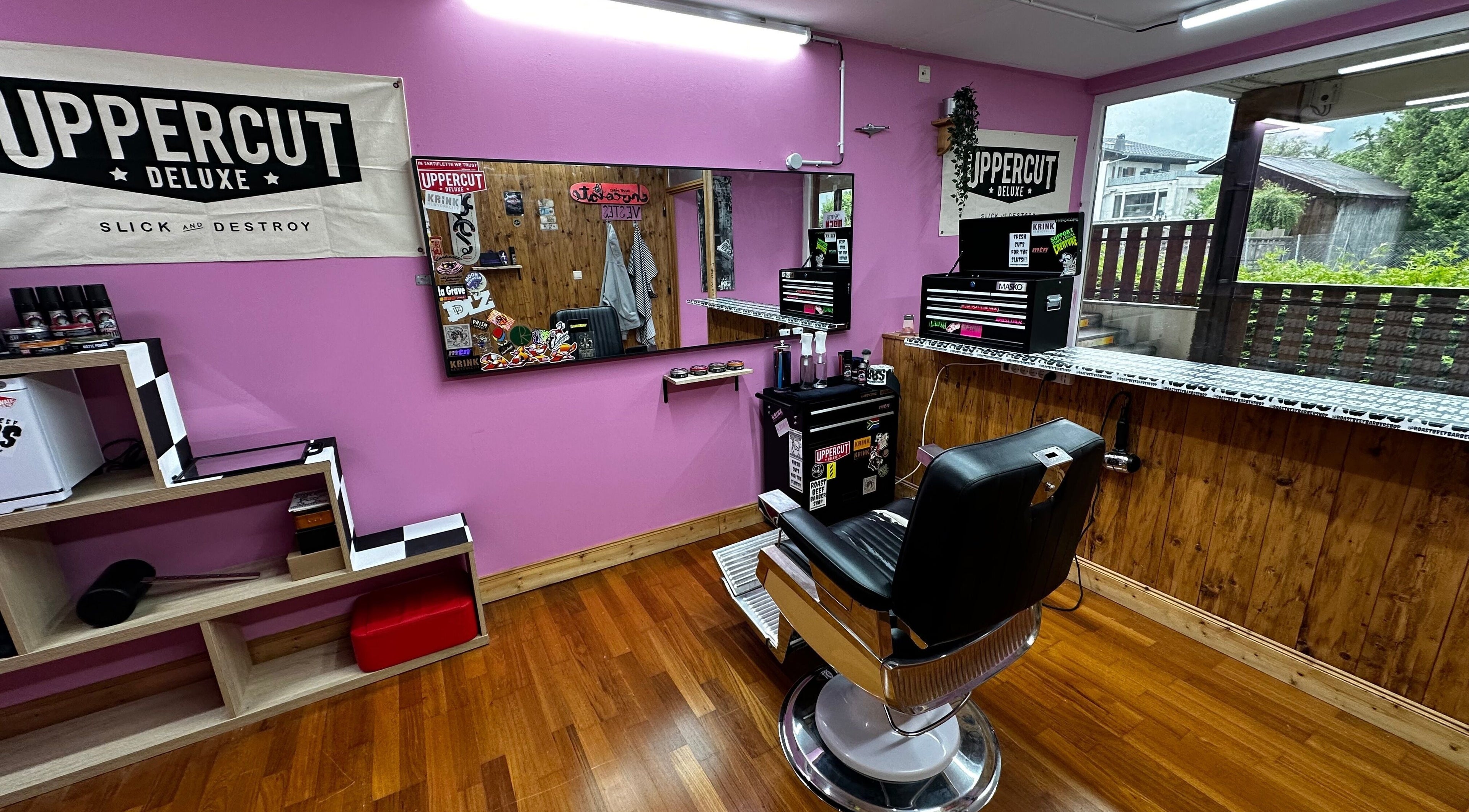 Roast beef barber shop in Samoëns, Auvergne-rhône-alpes, FR with a vintage chair and stylish decor.