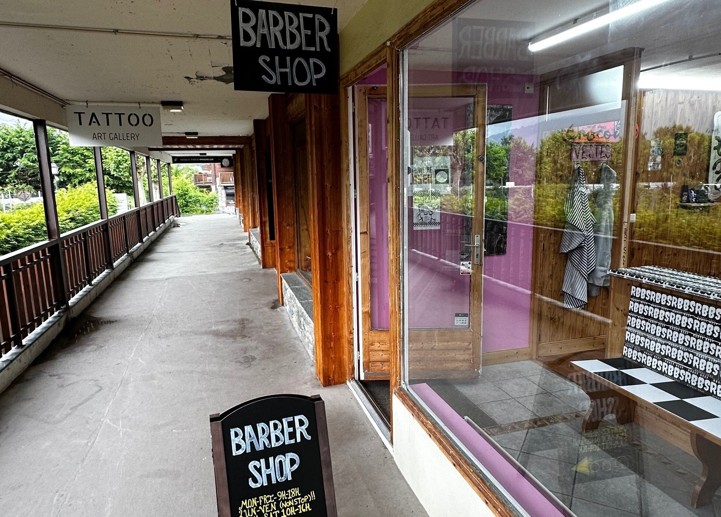 Roast beef barber shop in Samoëns, Auvergne-rhône-alpes, FR. Exterior view with inviting signage.