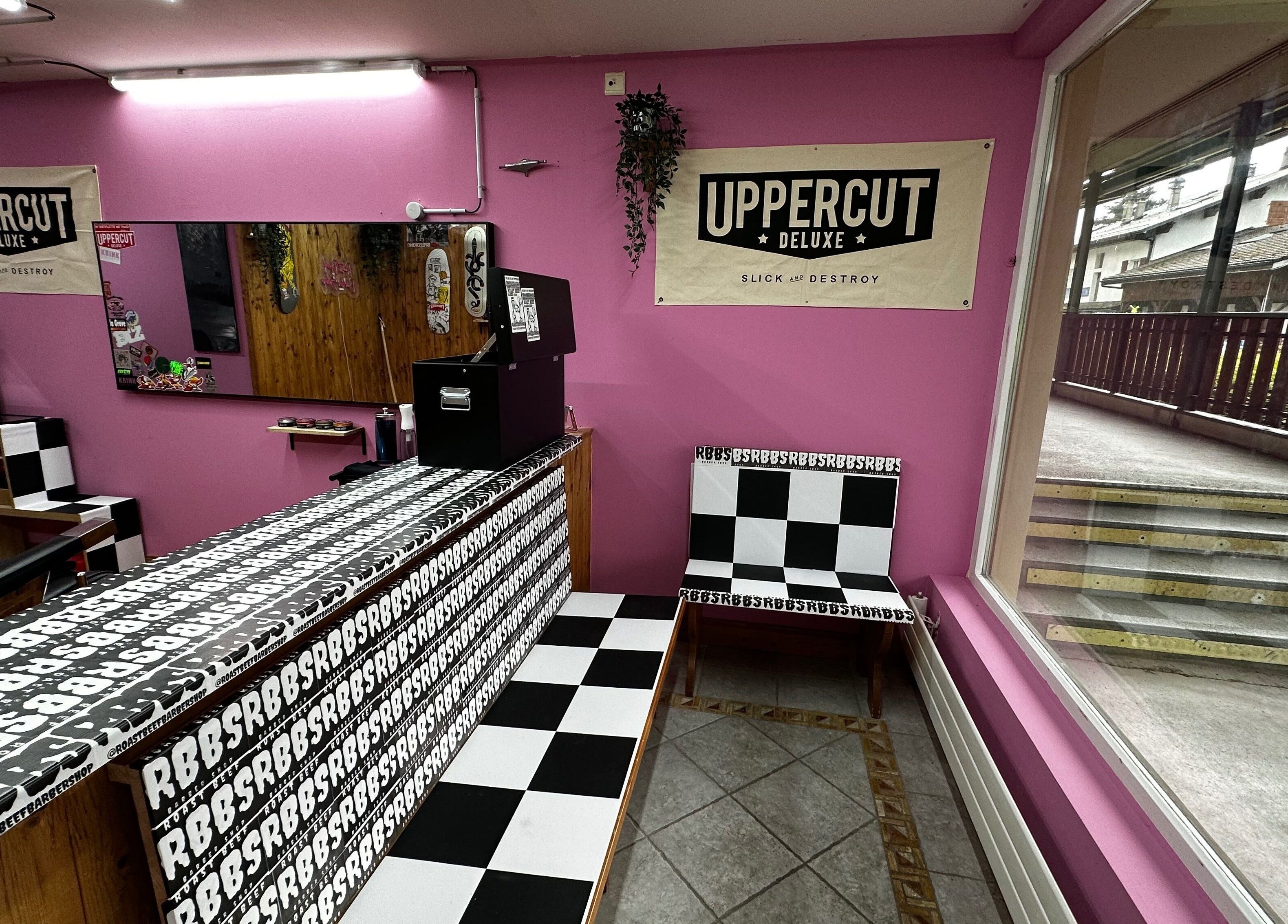 Stylish interior of Roast Beef Barber Shop in Samoëns, Auvergne-rhône-alpes, FR with bold decor and seating.