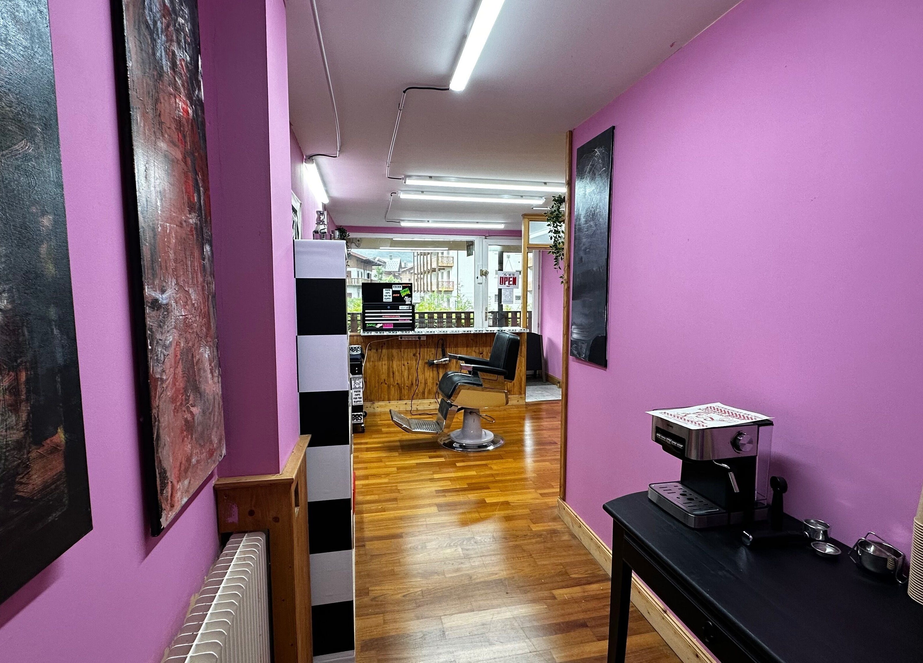 Stylish interior of Roast Beef Barber Shop in Samoëns, Auvergne-rhône-alpes with vibrant purple walls.
