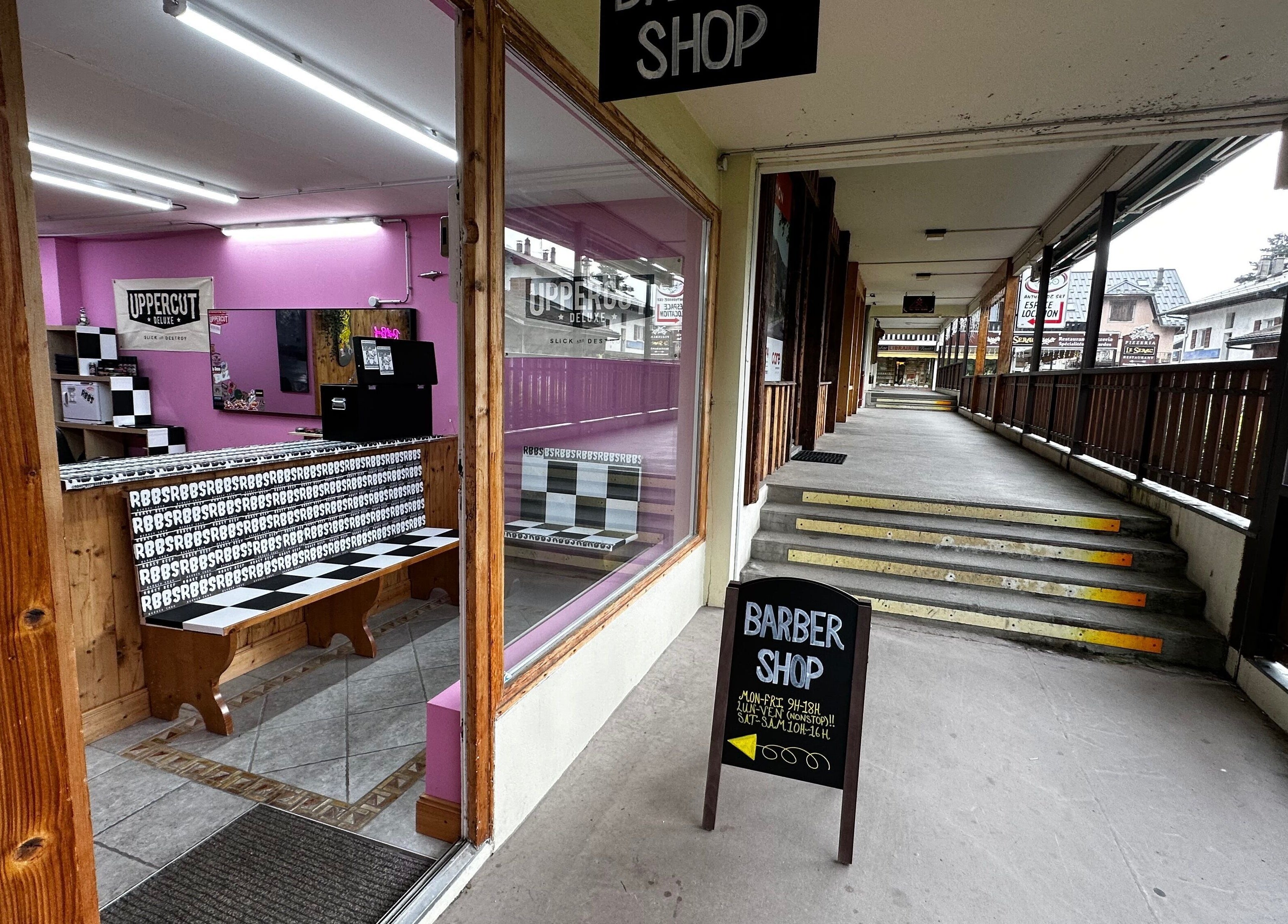 Entrance of Roast Beef Barber Shop in Samoëns, Auvergne-rhône-alpes, FR, showcasing a stylish interior.