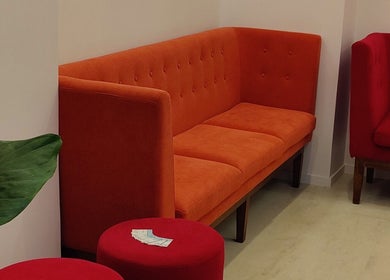 Canapé orange à Epione, Paris, Île-de-France, FR, offrant confort et style dans un environnement moderne.