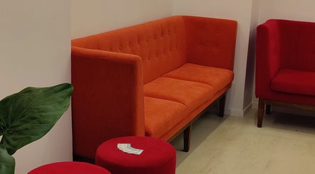 Canapé orange à Epione, Paris, Île-de-France, FR, offrant confort et style dans un environnement moderne.