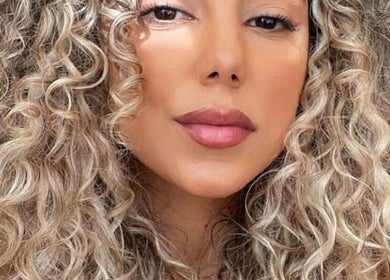 Stylish curly hairstyle at Ritzy’s Hair Studio, Windsor, England, GB. Enhance your curls beautifully.