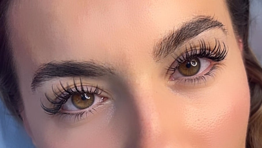 Dee Lash & Brow Bar, bild 1