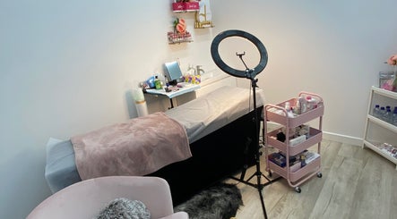 Dee Lash & Brow Bar, bild 3