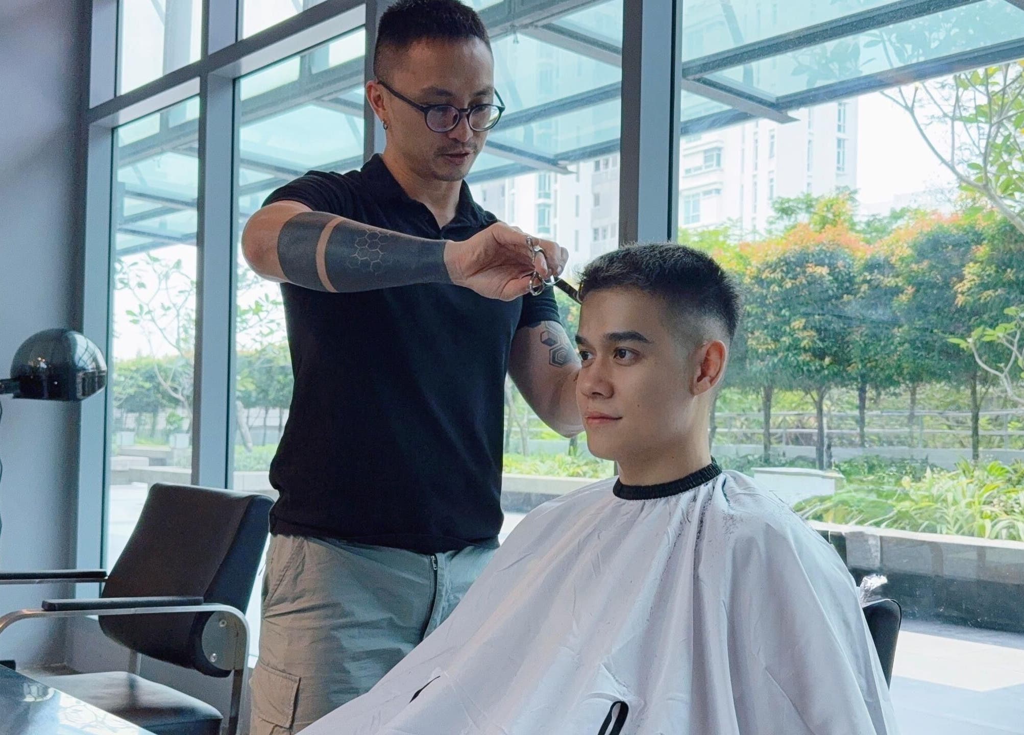 Haircut session at Layers Hair Salon, Kuala Lumpur, Wilayah Persekutuan Kuala Lumpur, MY with a professional stylist.