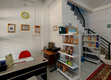 Ruang resepsionis modern di Bathin Center Terapy, Kepulauan Riau, Kepulauan Riau, ID dengan dekorasi hangat.